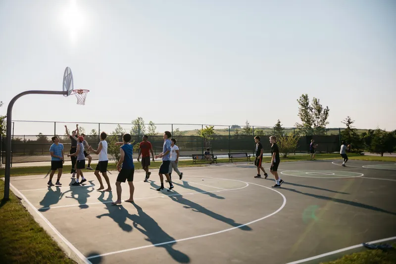 Partit de bàsquet en una pista exterior